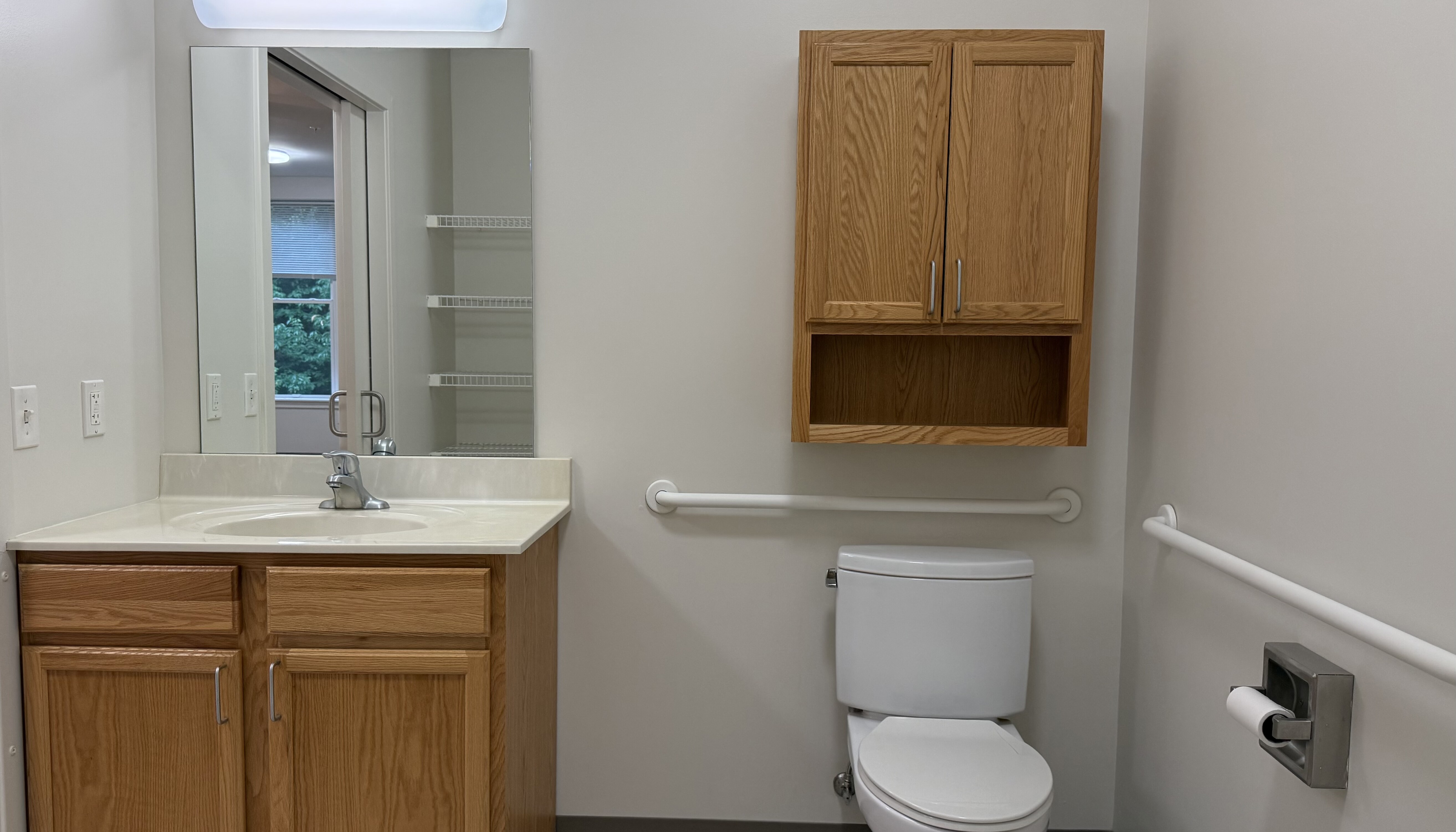 Thayer House apartment bathroom 2